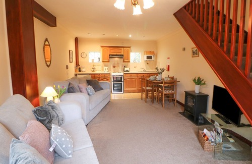 Richmond Cottage | LAVENDER COTTAGE, pet friendly, with a garden in Richmond