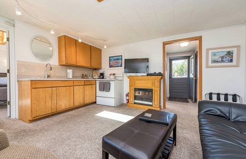 Sequim House | Lavender Suite - King, full kitchen, jetted tub