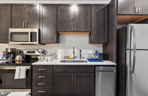 Westown Apartment | Lavish 1BR at Historic Journal Sentinel/65" TV