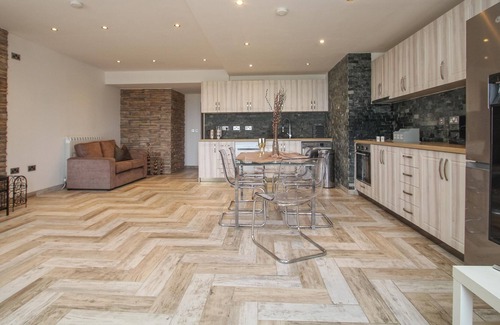 Lanark Apartment | Lavish 2 bed sleeps 5 near Lanark