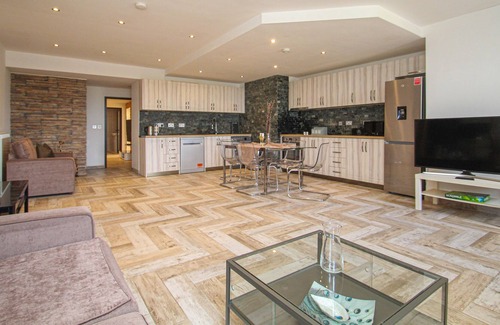 Lanark Apartment | Lavish 2 bed sleeps 5 near Lanark