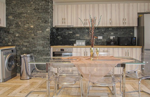 Lanark Apartment | Lavish 2 bed sleeps 5 near Lanark