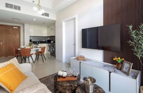 Sheikh Zayed Road Apartment | Lavish 2BR with Community View in Business Bay!