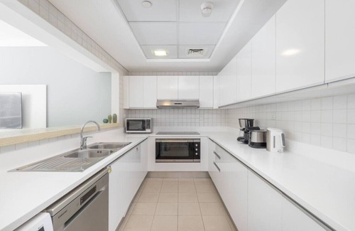 Dubai Marina Apartment | Lavish 3-BR in Al Bateen’s Gem
