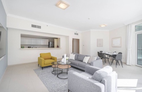Dubai Marina Apartment | Lavish 3-BR in Al Bateen’s Gem