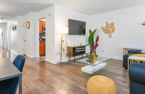 Newark Hotel | Lavish 3Bed Apt ! Free Gated Parking! 30 min NYC!