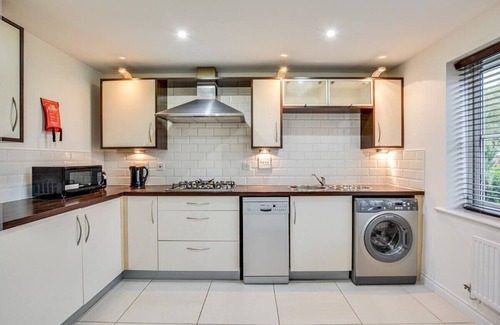 Bolton Apartment | Lavish Bolton Abode - Sleeps 6