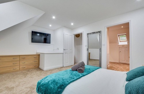 Bolton Apartment | Lavish Bolton Abode - Sleeps 6