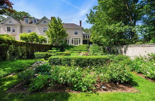Dedham House | Lavish Boston Villa | 🏊 Pool, 🌸 Gardens, 🎲 Games, 📚 Library | 8BR Sleeps 18