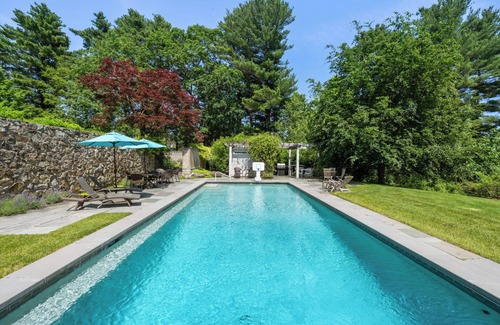 Dedham House | Lavish Boston Villa | 🏊 Pool, 🌸 Gardens, 🎲 Games, 📚 Library | 8BR Sleeps 18