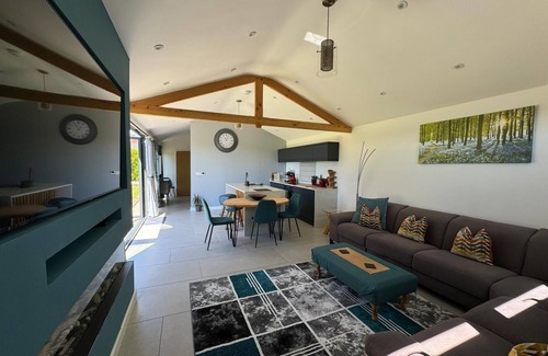 Bridport Ski Chalet | Lavish Dorset countryside retreat with hot tub