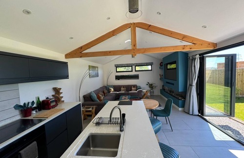Bridport Ski Chalet | Lavish Dorset countryside retreat with hot tub