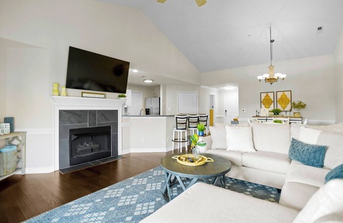 Cornelius Condo | Lavish Lake Lounge by SoCharm | 3rd Fl Waterfront Condo - 3Bed/2Bath Cornelius