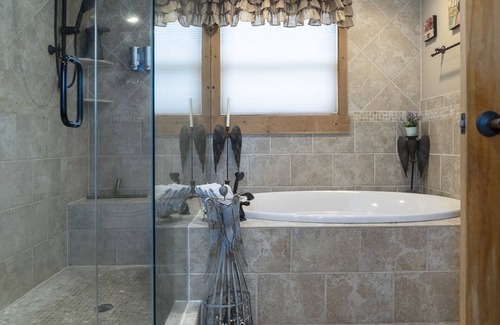 Roanoke Bed & Breakfast | Lavista Suite King Ensuite Mountain view