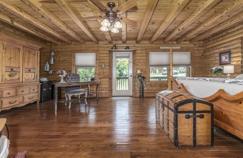 Roanoke Bed & Breakfast | Lavista Suite King Ensuite Mountain view