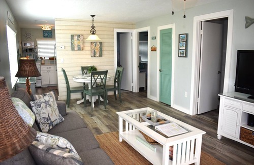 Bradenton Beach Condo | Lay-Z Liv-N 13 ~ Pool, updated, Beach = 1 block