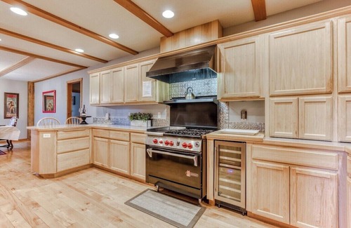 Welches Cabin | Lazy Bear Lodge: Hot Tub Resort Pool & Game Room