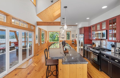 Leavenworth House | Lazy Bear Lodge On Lake Wenatchee-Dock, Hot Tub