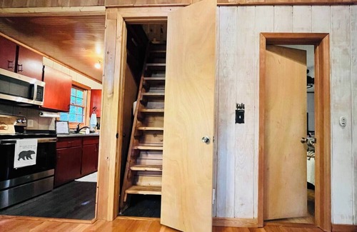 Helen Cabin | Lazy Bear Treehouse Pet Friendly & Min to Helen!