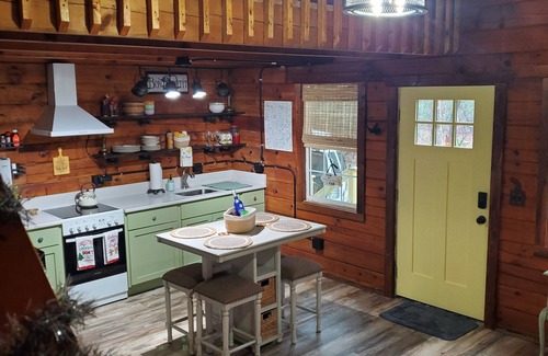 Sautee Nacoochee Cabin | Lazy Daisy Loft - Relaxing and romantic getaway