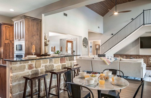 Kingsland House | Lazy Getaway on The Cove | Concierge Services
