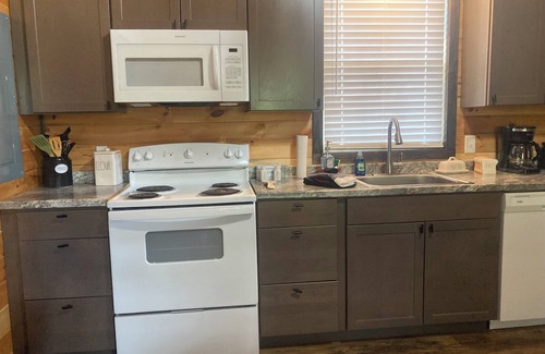 Campton Cabin | Lazy Oak Cabin in the Red, WiFi, Hot Tub, great proximity to Red River Gorge