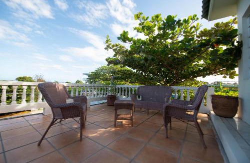 Puntas Hotel | Lazy Parrot Inn