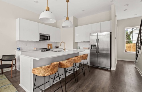 Talbot's Corner House | LC ~ New Construction ~ Close to Downtown ~ Modern Townhome ~ 6 Beds ~ Free Parking