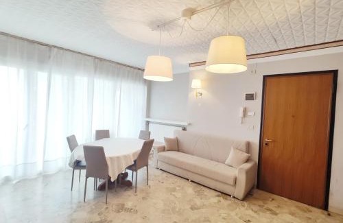 Lido di Jesolo Apartment | LCC - Centralissimo - 100 mt da Piazza Mazzini - 50 mt dal mare - Immobil Relax