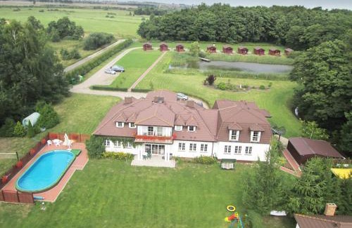 Darlowko Resort | Leśny Dworek Winnica Darłowo