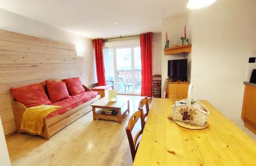 Bagneres-de-Luchon Apartment | Le 102, T3 pour 5 personnes, vue montagne, classé 2 étoiles NF, parking, piscine en été