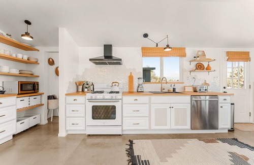 Yucca Valley House | Le bungalow du désert: Amazing View, Spa, Cowboy Pool, Hike outside the backdoor