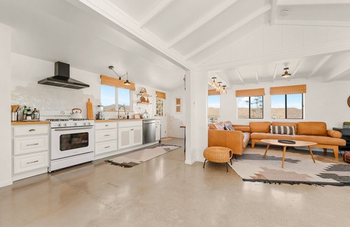 Yucca Valley House | Le bungalow du désert: Amazing View, Spa, Cowboy Pool, Hike outside the backdoor