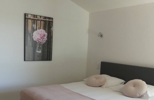 Cucuron House | Le Cabanon, in the cherry trees