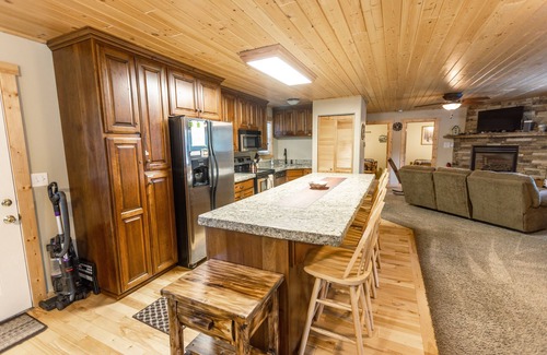 Island Park Cabin | Le Chalet at Mack's Inn CLOSE TO YELLOWSTONE 里黄石公园很近；我说中文！