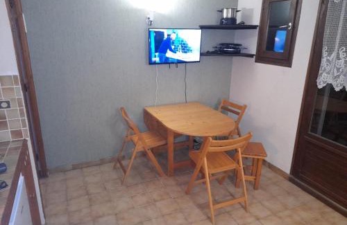 Les Carroz-d'Araches Apartment | Le chalet des neiges 3 est au calme situé à 5 mn à pied du centre il est composé canapé convertible et 3 lits supperposés parking privé sur place et arrêt navette gratuite à 30 m