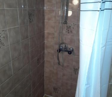 Les Carroz-d'Araches Apartment | Le chalet des neiges 3 est au calme situé à 5 mn à pied du centre il est composé canapé convertible et 3 lits supperposés parking privé sur place et arrêt navette gratuite à 30 m