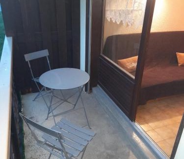 Les Carroz-d'Araches Apartment | Le chalet des neiges 3 est au calme situé à 5 mn à pied du centre il est composé canapé convertible et 3 lits supperposés parking privé sur place et arrêt navette gratuite à 30 m