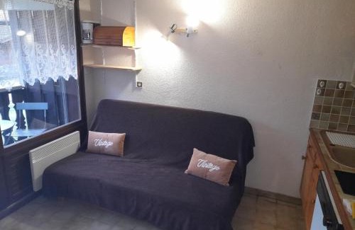 Les Carroz-d'Araches Apartment | Le chalet des neiges 3 est au calme situé à 5 mn à pied du centre il est composé canapé convertible et 3 lits supperposés parking privé sur place et arrêt navette gratuite à 30 m