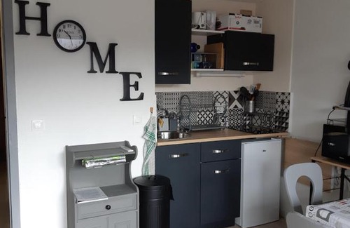 Les Carroz-d'Araches Apartment | Le chalet des neiges 2 est au calme situé à 5 mn à pied du centre il est composé d'1 chambre avec lit double plus canapé convertible parking privé sur place et arrêt navette gratuite à 30 m