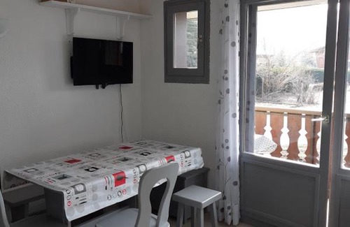 Les Carroz-d'Araches Apartment | Le chalet des neiges 2 est au calme situé à 5 mn à pied du centre il est composé d'1 chambre avec lit double plus canapé convertible parking privé sur place et arrêt navette gratuite à 30 m