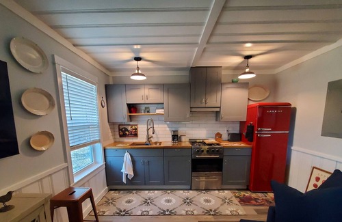 Waynesville Ski Chalet | Le Chalet: SFH Quiet cottage: mountain views in town, hi speed wi-fi, private