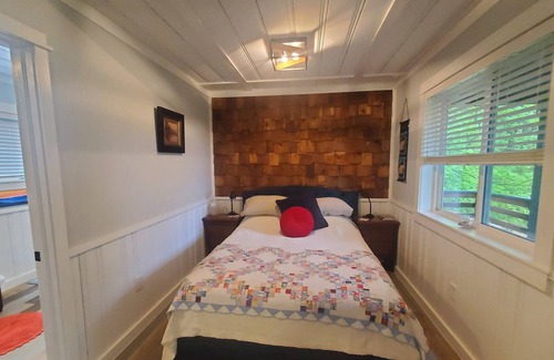 Waynesville Ski Chalet | Le Chalet: SFH Quiet cottage: mountain views in town, hi speed wi-fi, private