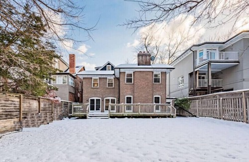 Midtown Toronto House | Le Chateau Near Downtown Toronto