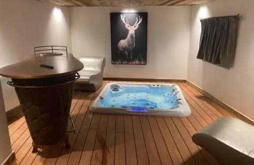 Le Raffort Ski Chalet | Le Cheval Blanc et Le Loup Blanc, jacuzzi, hammam, skis aux pieds