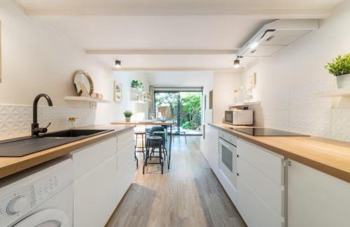 Hopitaux-Facultes Apartment | Le Cocon - Private garden terrace with parking
