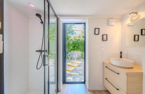 Hopitaux-Facultes Apartment | Le Cocon - Private garden terrace with parking