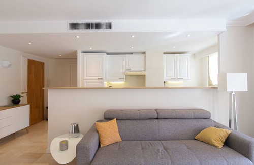 Riou - Petit Juas - Av de Grasse Apartment | Le Corail spacieux avec beau et ample balcon