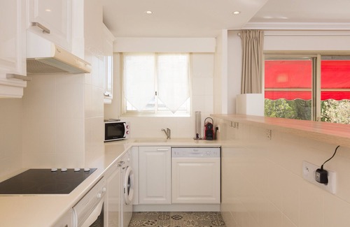 Riou - Petit Juas - Av de Grasse Apartment | Le Corail spacieux avec beau et ample balcon
