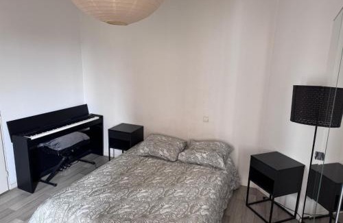 Gares House | Le Farges-Grande Chambre en colocation- 3 minutes Gare St Roch- LaConciergerieByNina